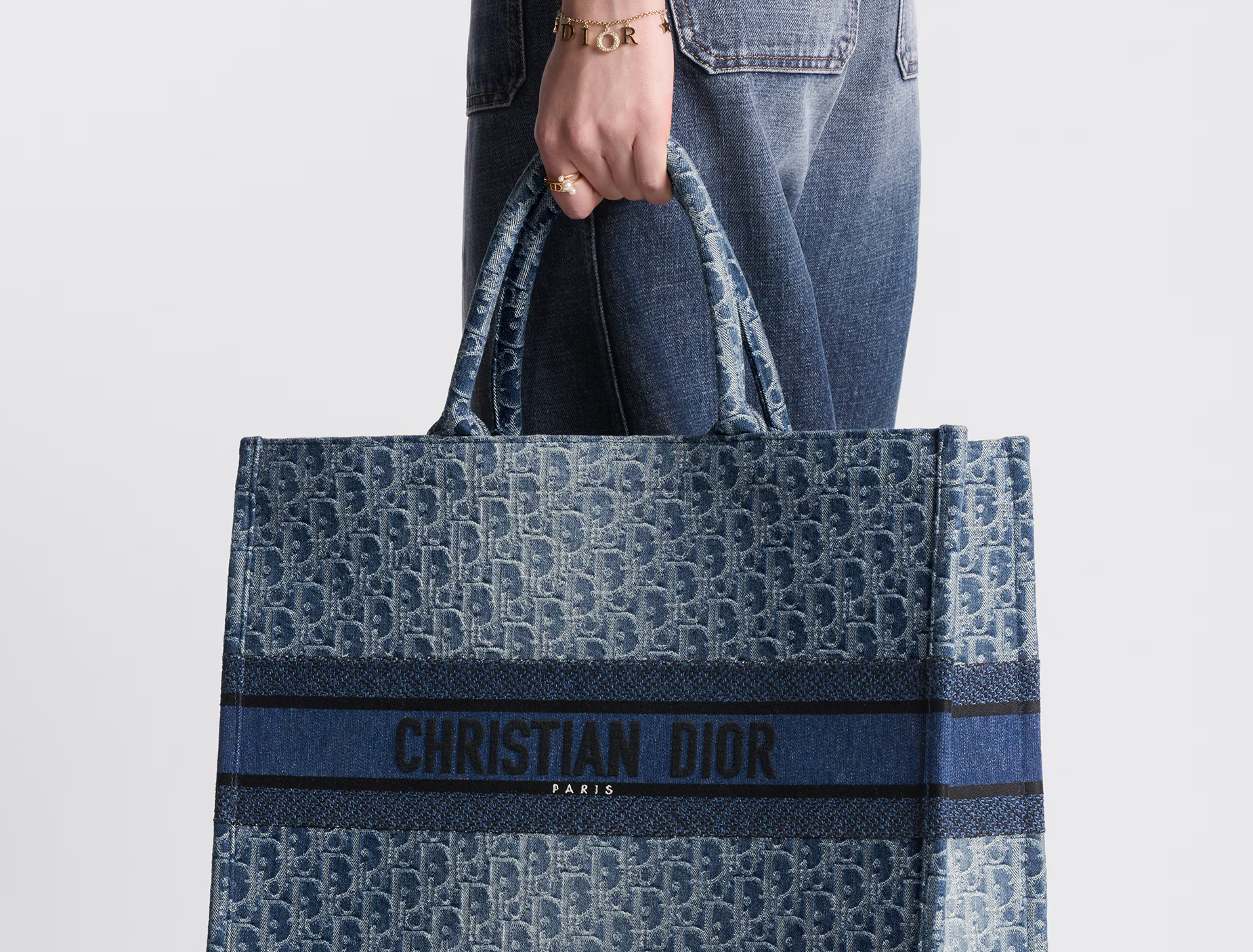 Denim Dior Oblique Book Tote - Kiệt tác thời trang mới của Dior Hinh anh 1: Denim Dior Oblique Book Tote - Kiet tac thoi trang moi cua Dior