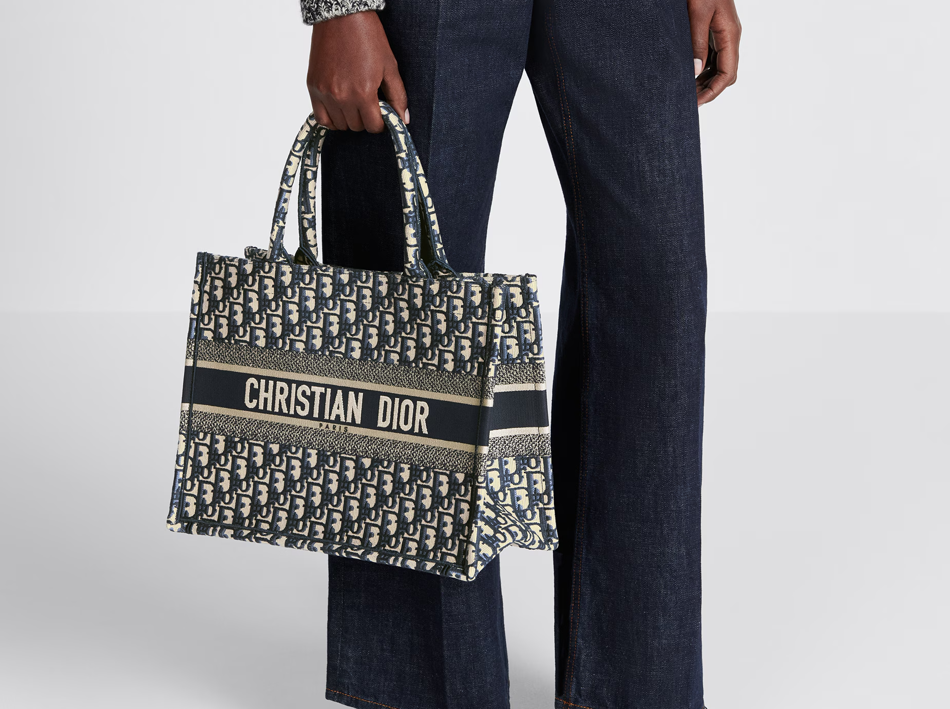 Denim Dior Oblique Book Tote - Kiệt tác thời trang mới của Dior Hinh anh 3: Denim Dior Oblique Book Tote - Kiet tac thoi trang moi cua Dior