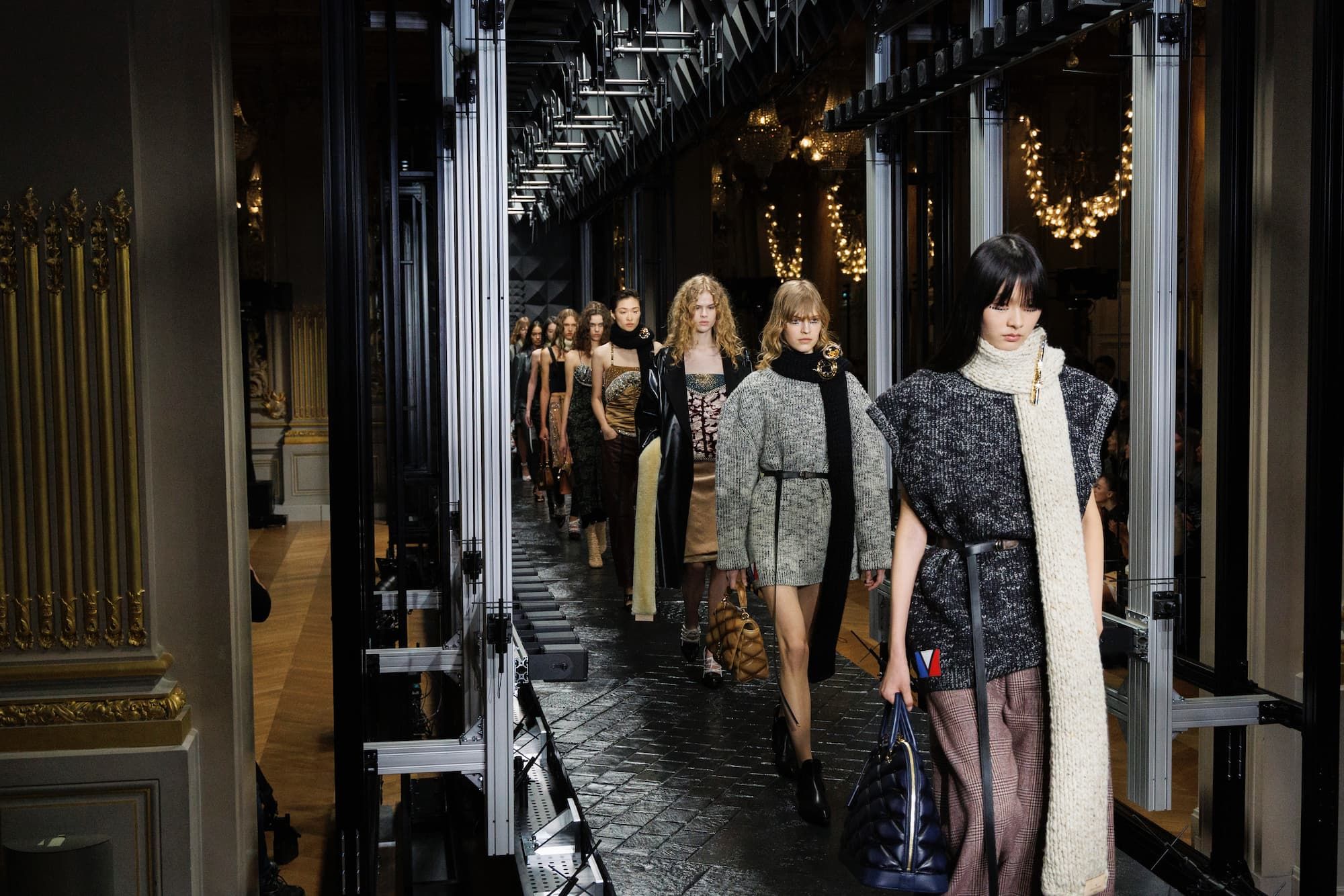 vi-tri-hang-ghe-dau-show-louis-vuitton-thu-dong-2023-goi-ten-chau-bui