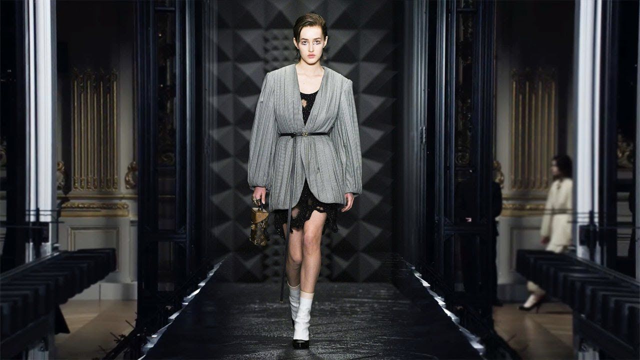 vi-tri-hang-ghe-dau-show-louis-vuitton-thu-dong-2023-goi-ten-chau-bui