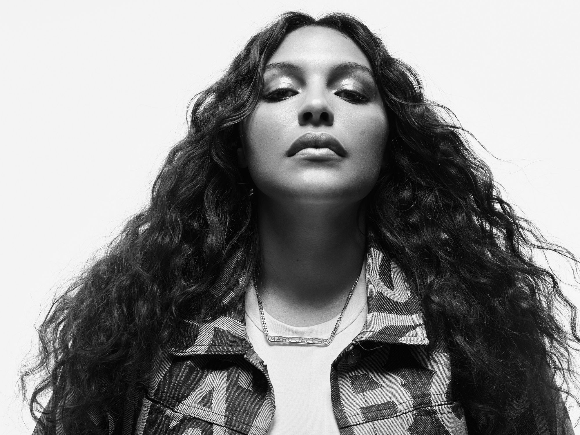 MARC JACOBS DENIM MONOGRAM: Biểu tượng bất hủ vượt thời gian Hinh anh 1: MARC JACOBS DENIM MONOGRAM: Bieu tuong bat hu vuot thoi gian