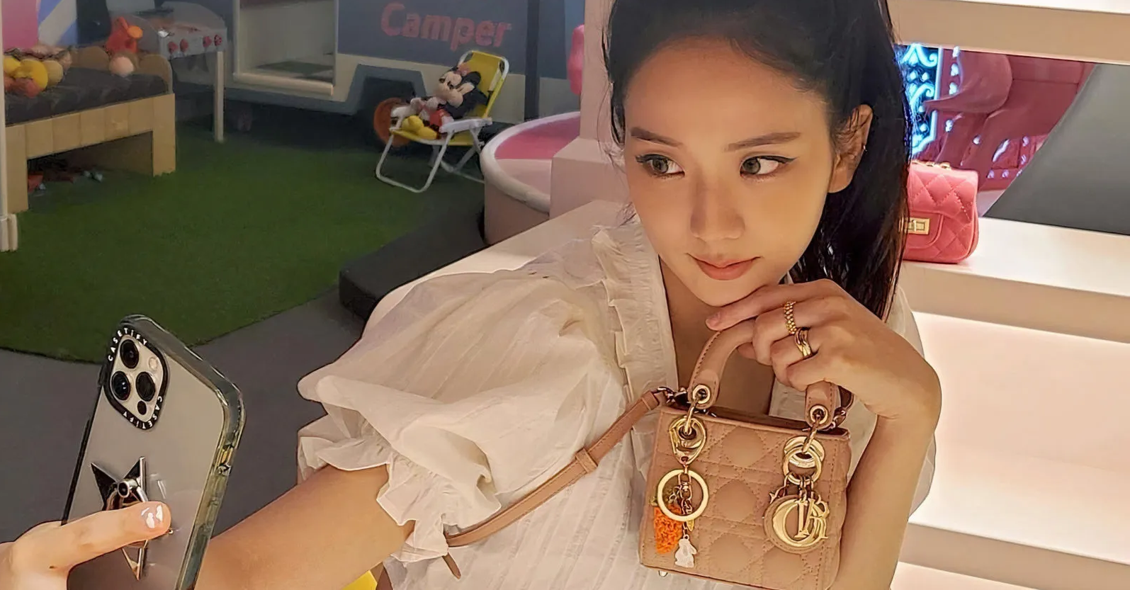 Lady Dior: Biểu tượng của sự đẳng cấp và quyền lực Hinh anh 4: Lady Dior: Bieu tuong cua su dang cap va quyen luc