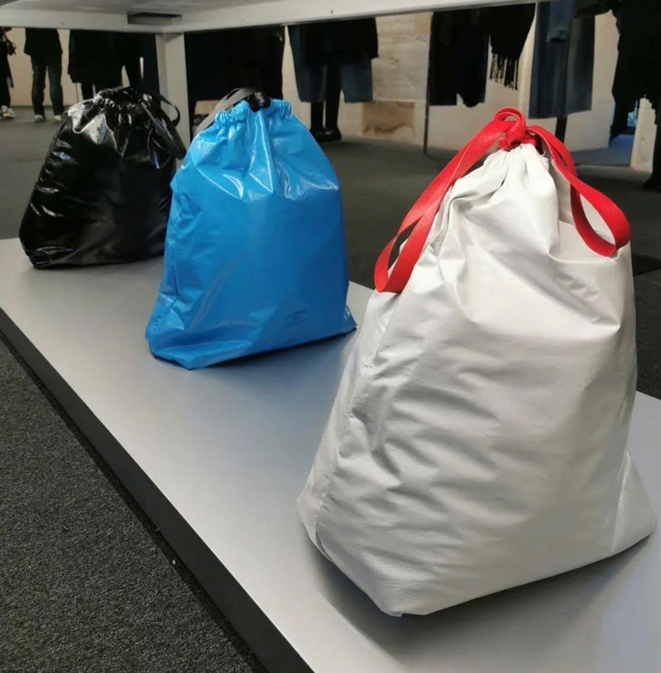 Balenciaga dưới thời đại của Demma Gavasalia, túi bim bim hay túi rác cũng trở thành túi luxury Hinh anh 4: Balenciaga duoi thoi dai cua Demma Gavasalia, tui bim bim hay tui rac cung tro thanh tui luxury