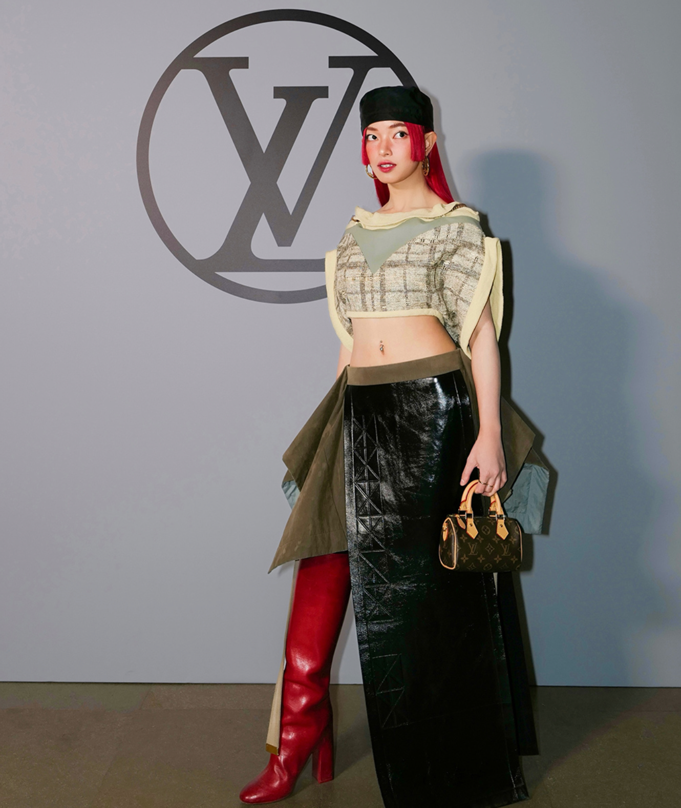 vi-tri-hang-ghe-dau-show-louis-vuitton-thu-dong-2023-goi-ten-chau-bui