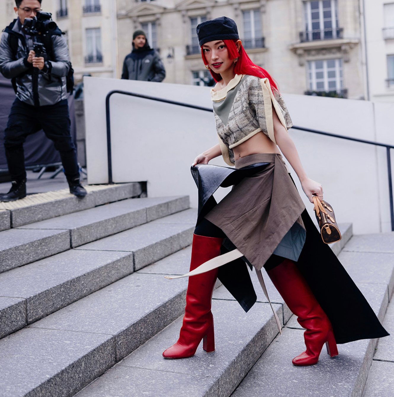 vi-tri-hang-ghe-dau-show-louis-vuitton-thu-dong-2023-goi-ten-chau-bui