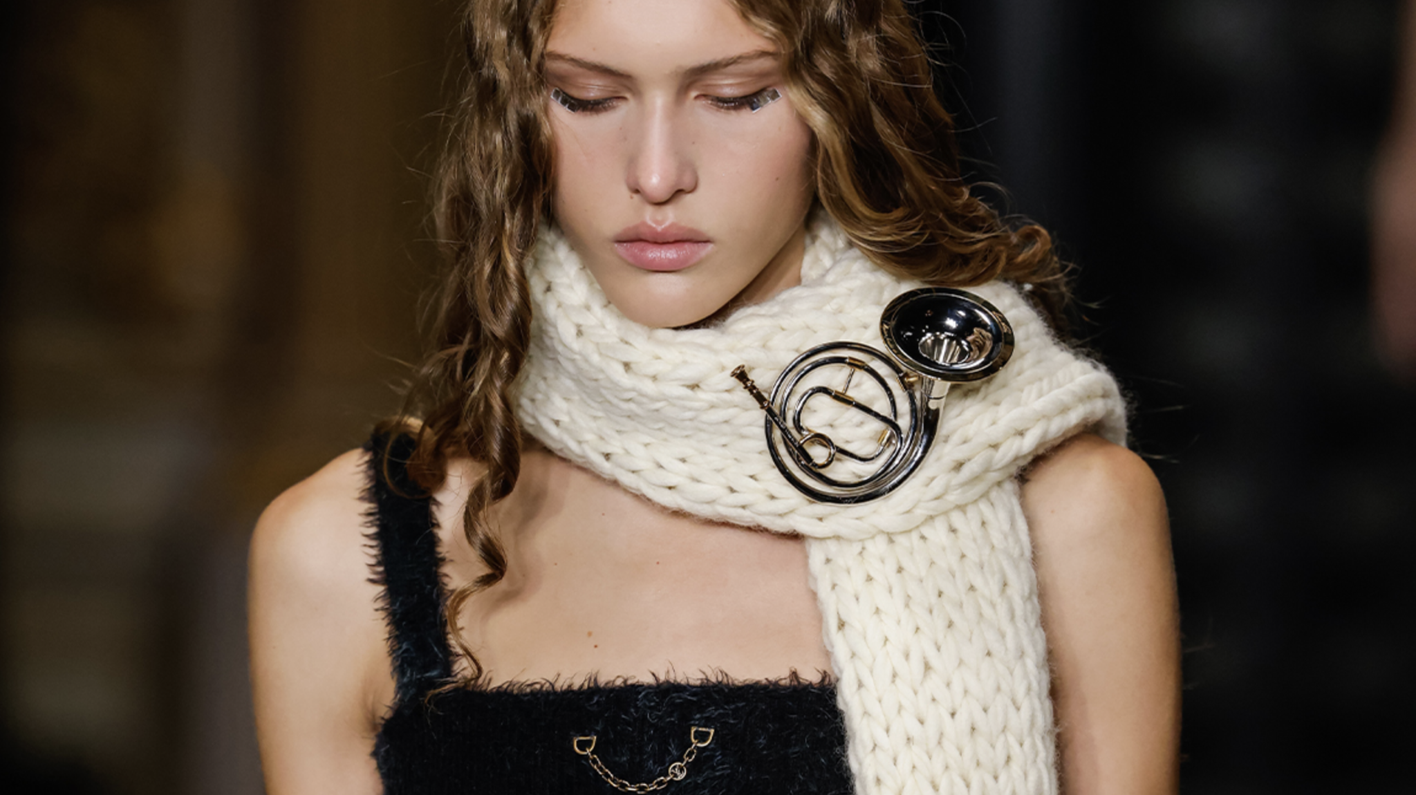 vi-tri-hang-ghe-dau-show-louis-vuitton-thu-dong-2023-goi-ten-chau-bui