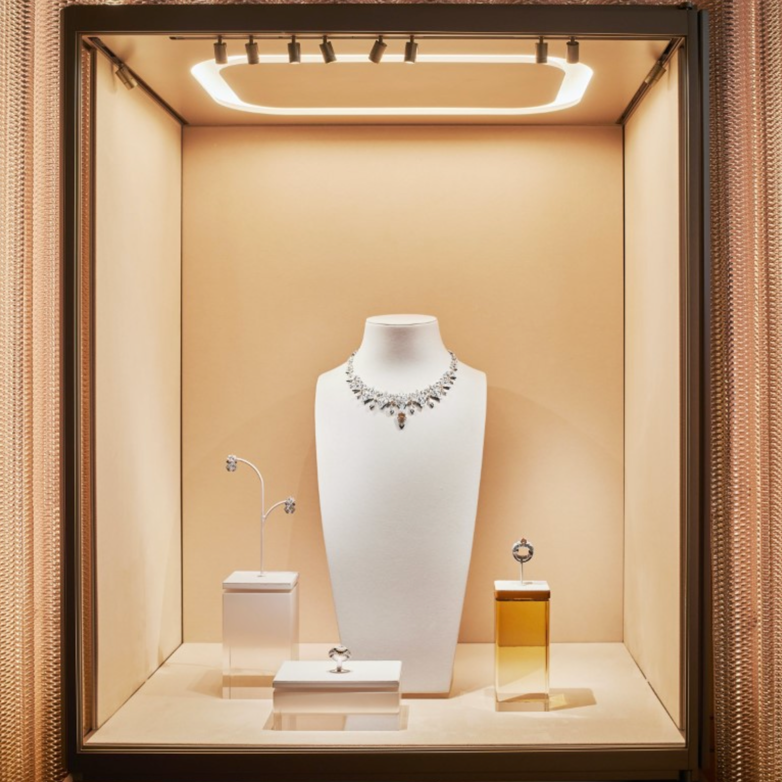 cartier-ra-mat-bst-trang-suc-cao-cap-le-voyage-recommence-tai-florence