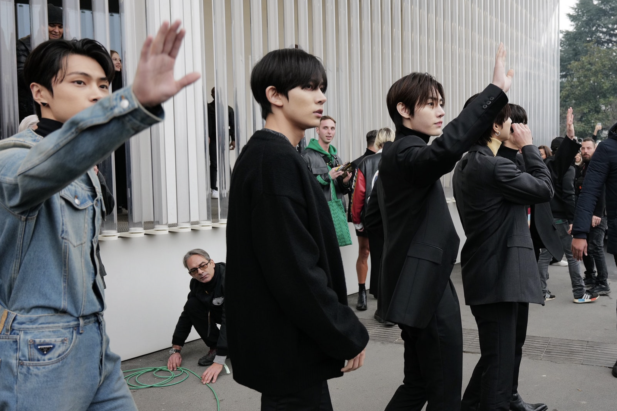 enhypen-duoc-vinh-danh-la-dai-su-moi-nhat-cua-nha-mot-prada