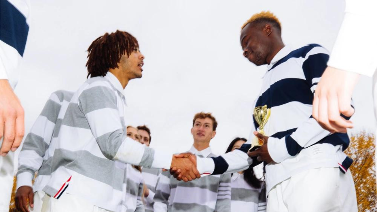 thom-browne-thang-kien-trong-van-bai-lat-ngua-voi-adidas