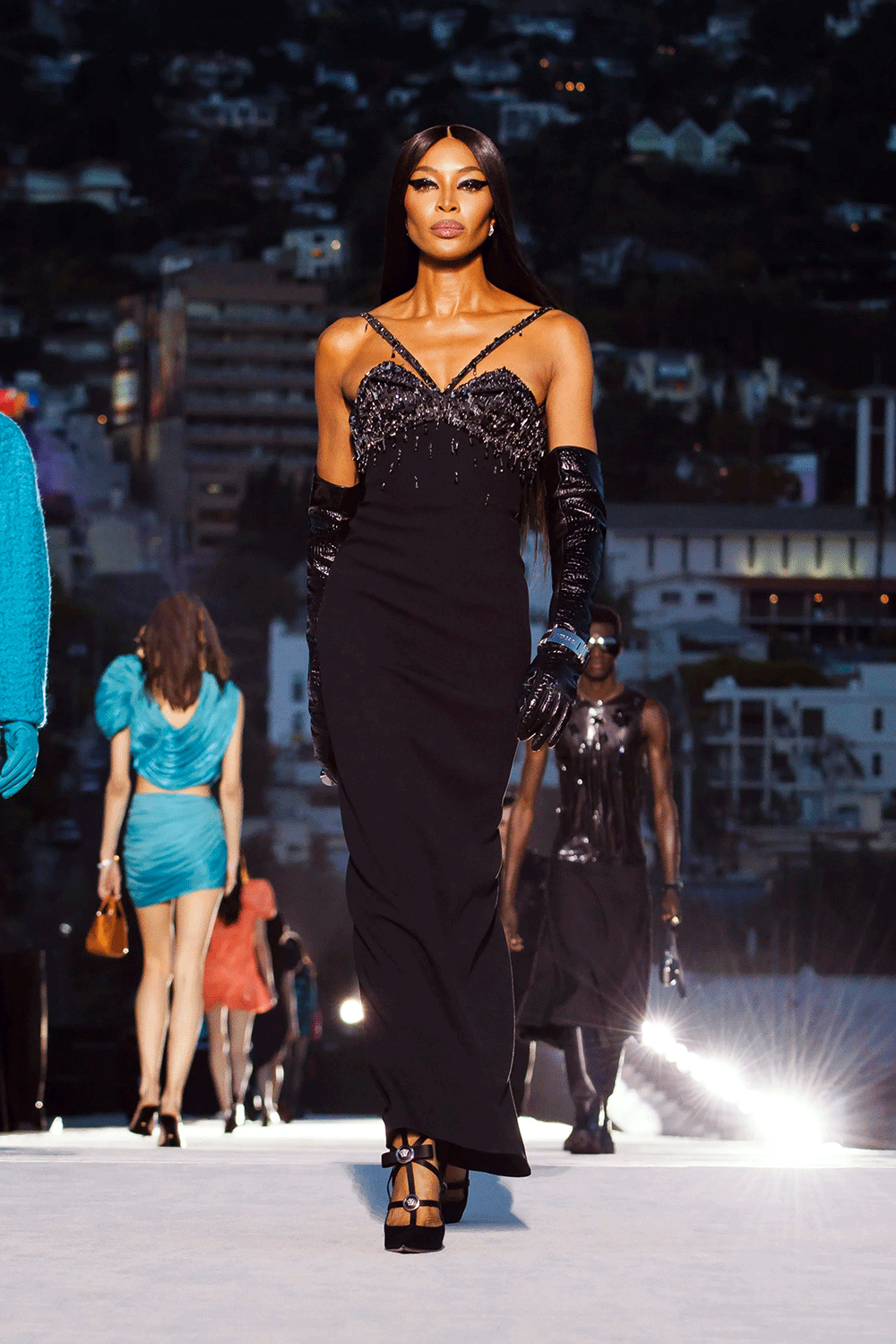 versace-thu-dong-2023-am-huong-hollywood-tren-san-catwalk