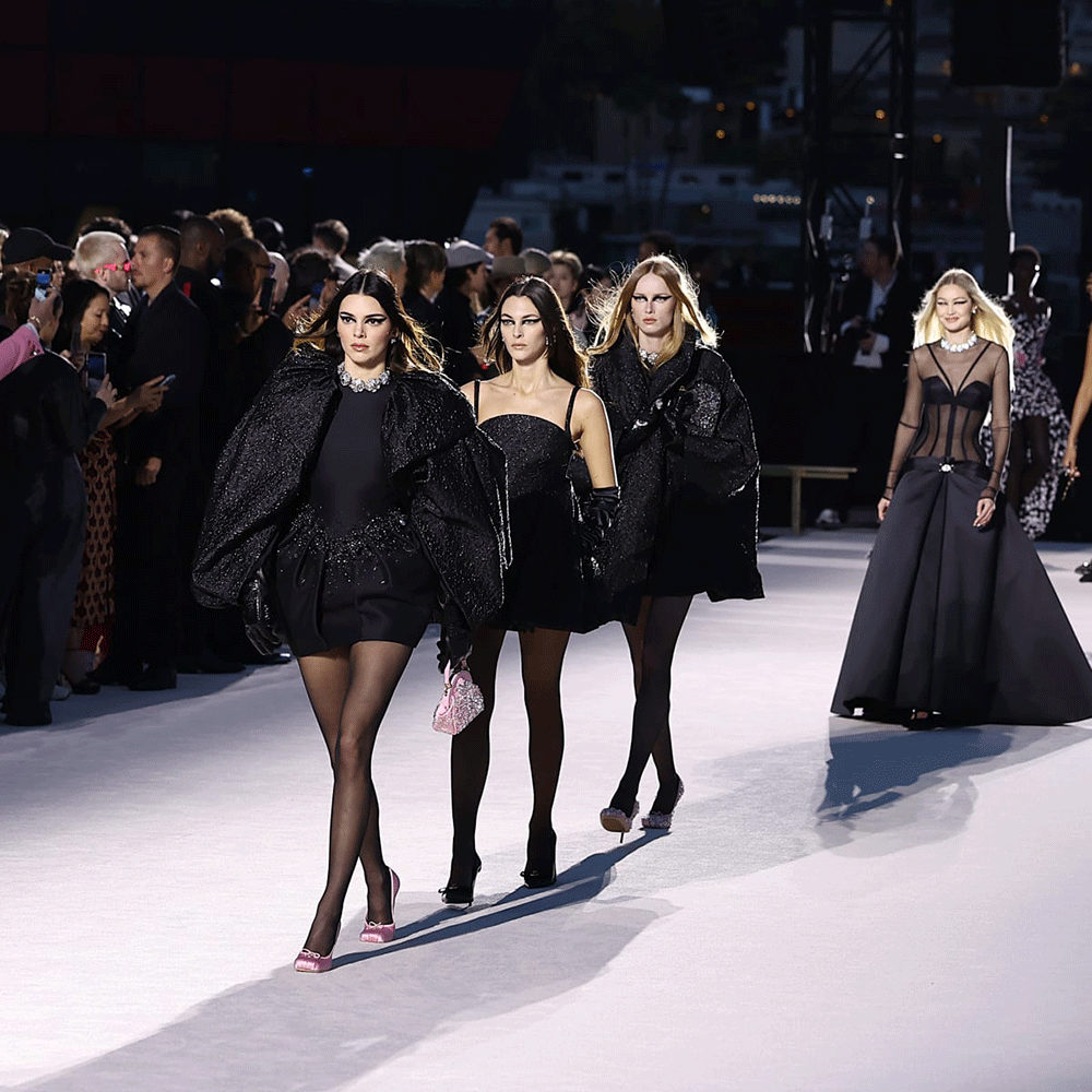 versace-thu-dong-2023-am-huong-hollywood-tren-san-catwalk