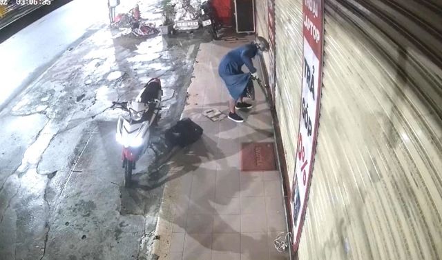 FPT Shop ở Đà Nẵng bị trộm gần 1 tỷ đồng: Camera ghi lại cảnh tên trộm cắt khóa