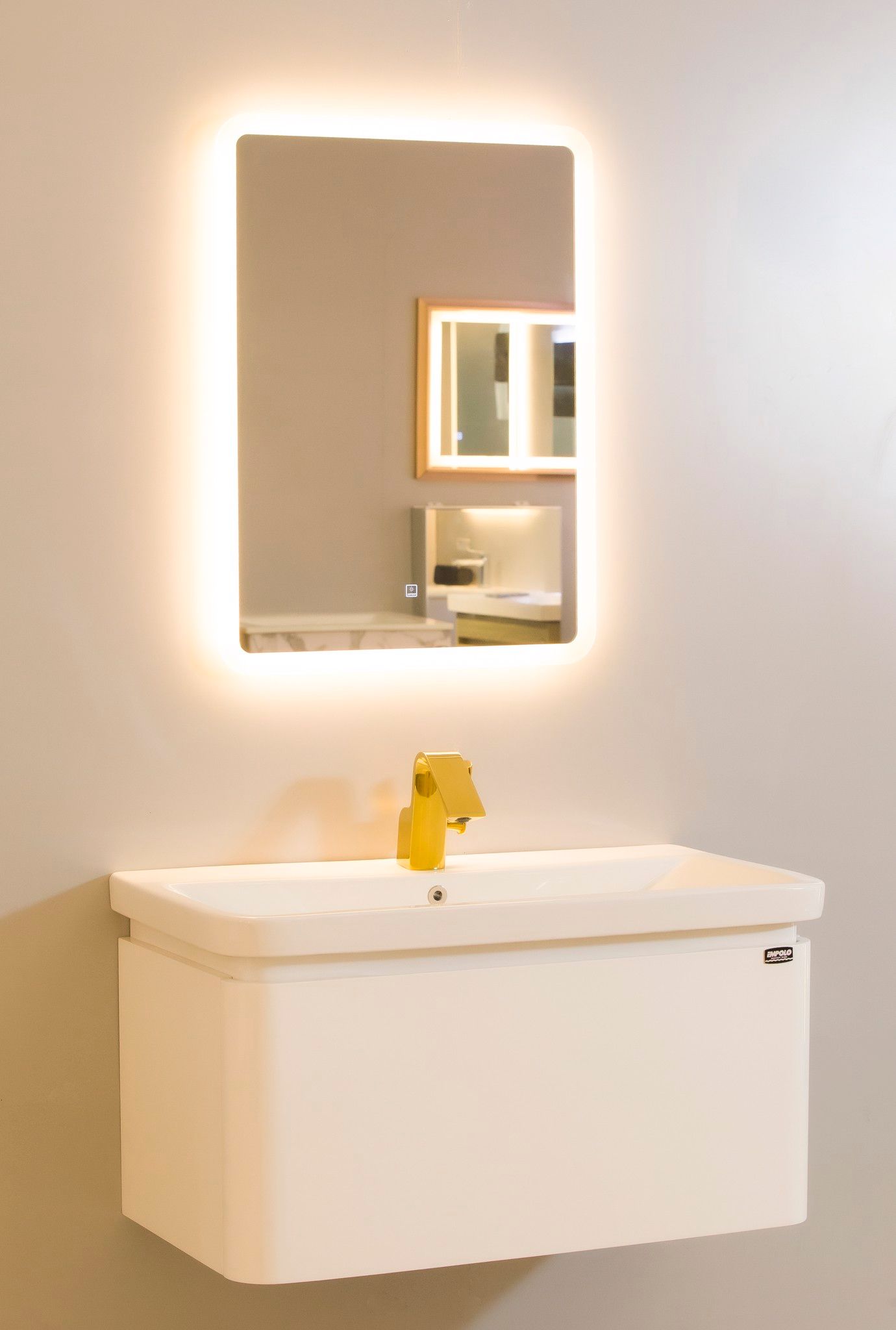Thiết kế không gian phòng tắm sang trọng hơn với tông vàng của EMPOLO
