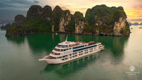 Đắm chìm trong vẻ đẹp hùng vĩ và kỳ ảo của vịnh Hạ Long trên du thuyền Ambassador Day Cruise
