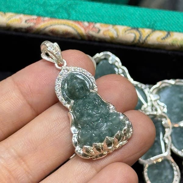 Mặt Phật Bà Quan Âm Lam Ngọc Bọc Bạc