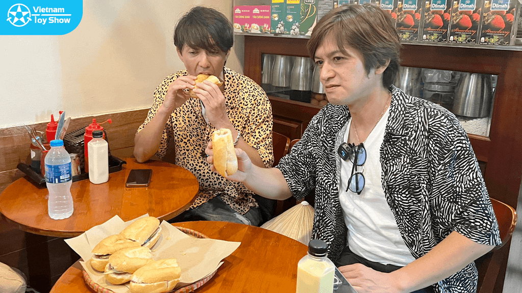 2 diễn viên siêu nhân Gao thưởng thức bánh mỳ Lãn Ông - nức danh phố cổ