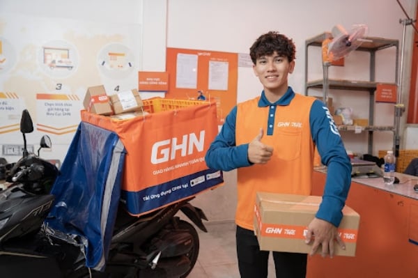 Nghề shipper là gì Tiêu chí chọn shipper giao hàng uy tín GHN VN