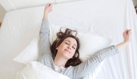 Dùng quạt khi ngủ đúng cách để tránh bị viêm họng, nghẹt mũi