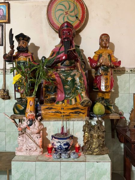 những bức tượng cần được sơn lại, đắp y mới