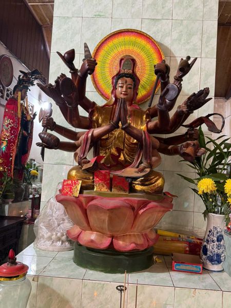 những bức tượng cần được sơn lại, đắp y mới