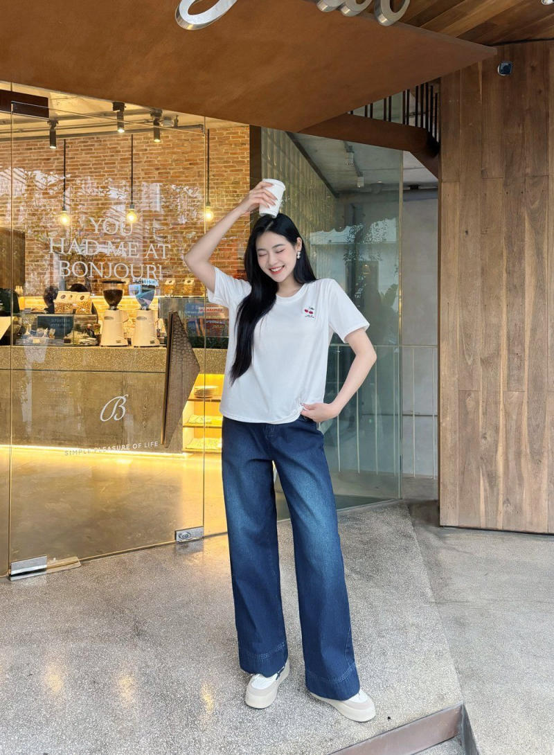 Phối áo phông trắng và quần jeans