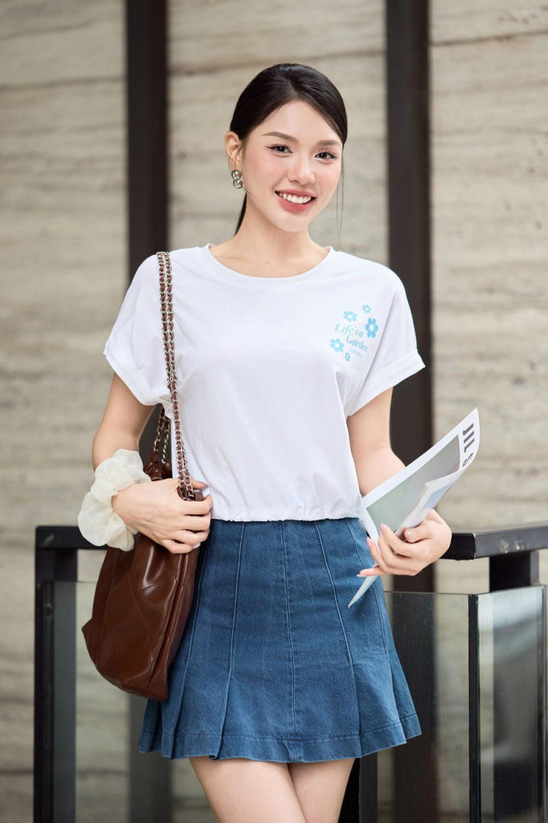 Mặc áo phông trắng với quần short