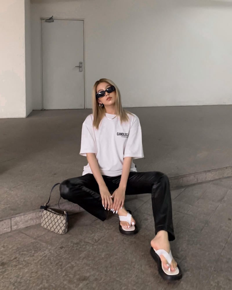 Mix áo phông trắng và quần da