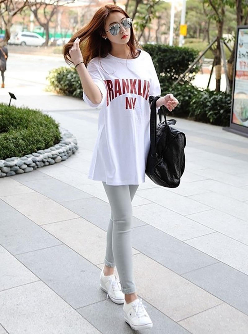 Áo phông trắng mặc với quần legging