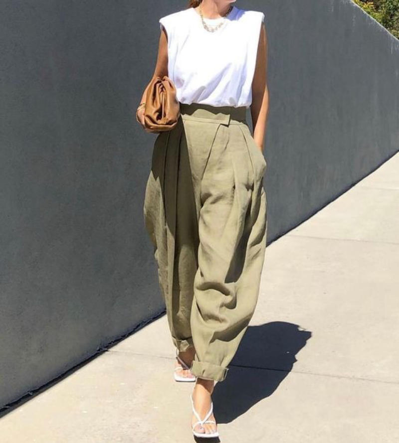 Phối áo phông trắng và quần linen