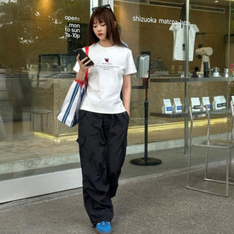 Mix áo phông trắng và quần da