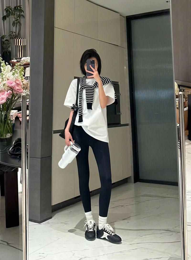 Áo phông trắng mặc với quần legging