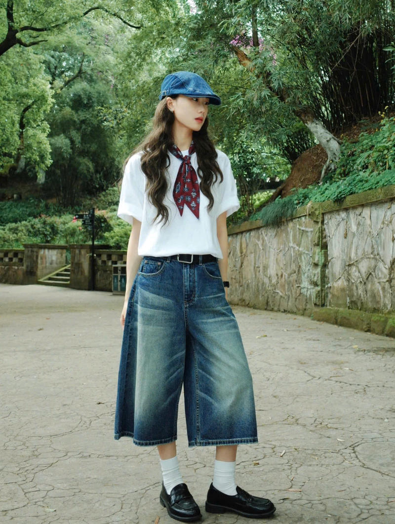 Áo phông trắng mặc với quần jeans lửng