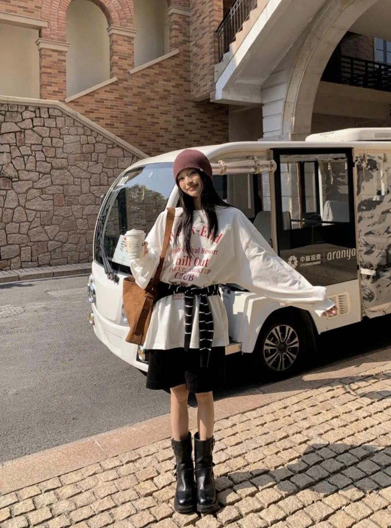 Mặc áo phông trắng với quần short