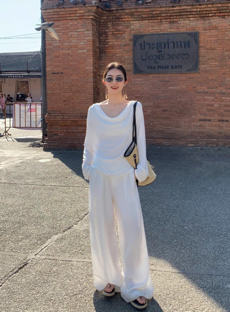 Áo phông trắng mix cùng quần culottes ống rộng