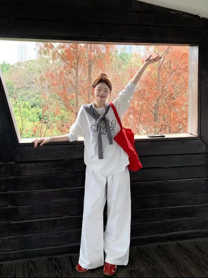 Áo phông trắng mix cùng quần culottes ống rộng