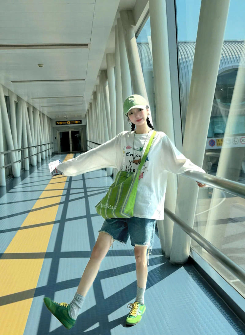 Áo phông trắng mặc với quần jeans lửng