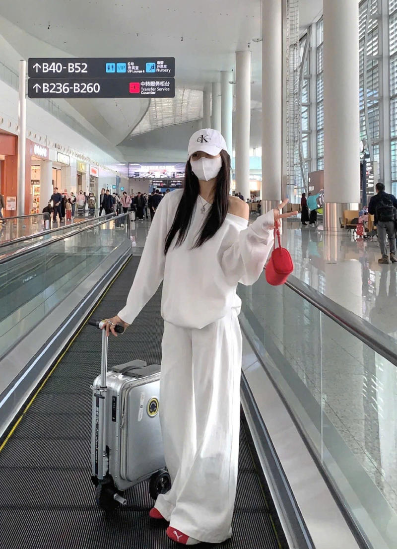 Áo phông trắng mix cùng quần culottes ống rộng