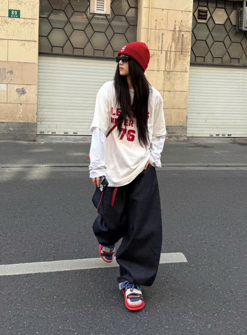 Áo phông trắng mặc với quần ống thụng