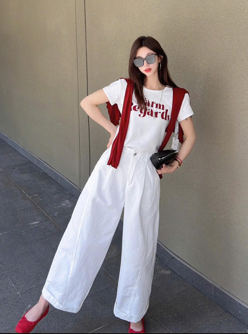 Áo phông trắng mặc với quần baggy