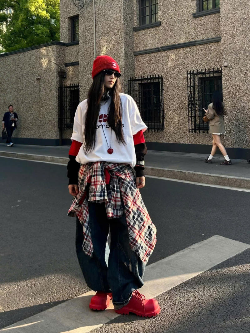 Áo phông trắng mặc với quần ống thụng