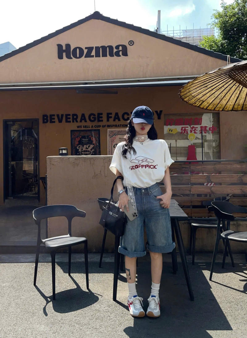 Áo phông trắng mặc với quần jeans lửng