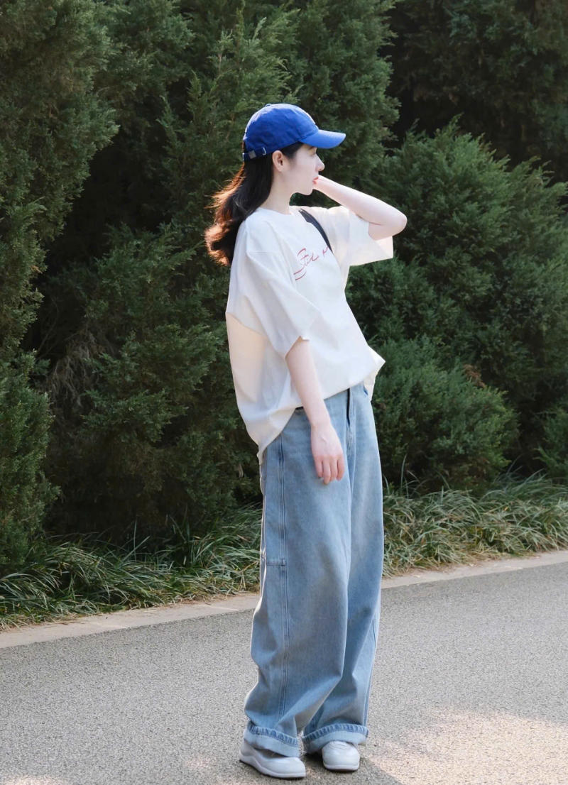 Phối áo phông trắng và quần jeans