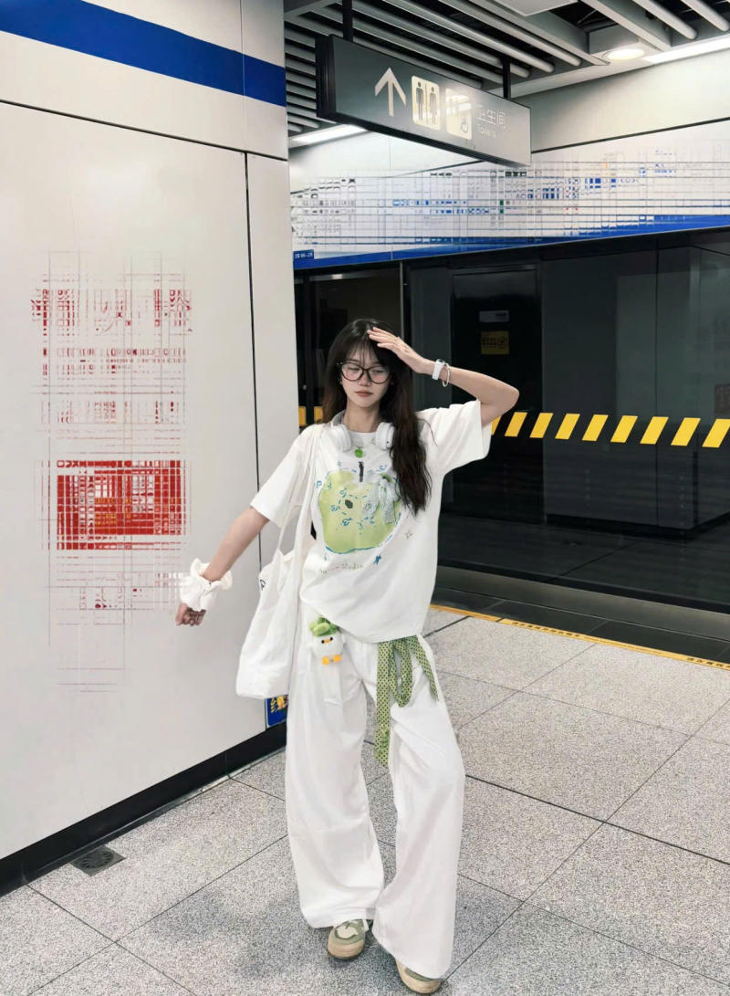 Áo phông trắng mặc với quần ống thụng