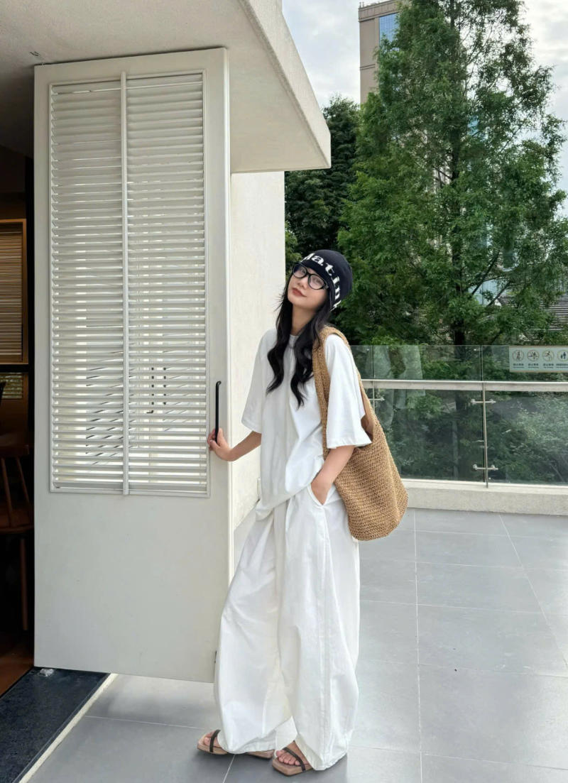 Kết hợp áo phông trắng và quần lụa ống rộng