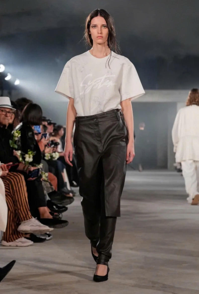 Mix áo phông trắng và quần da