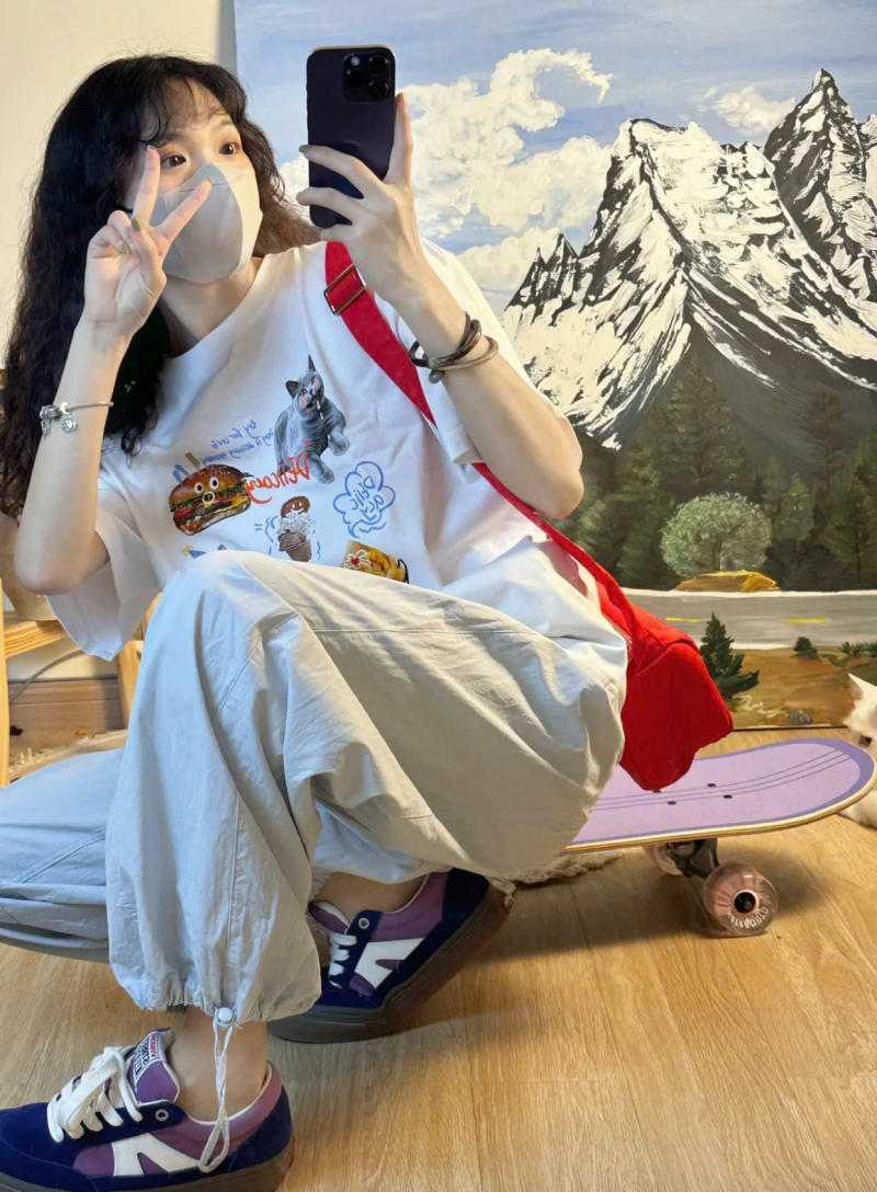 Mặc áo phông trắng cùng quần jogger