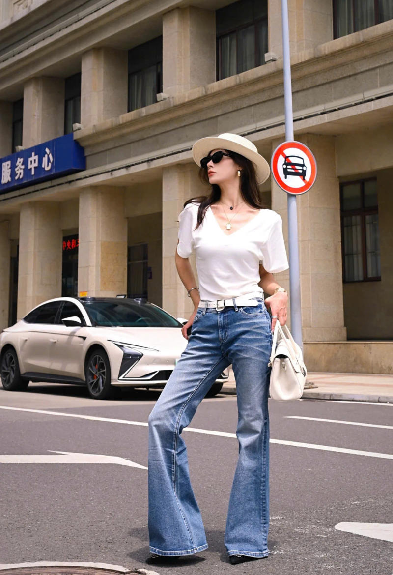 Áo phông trắng và quần ống loe