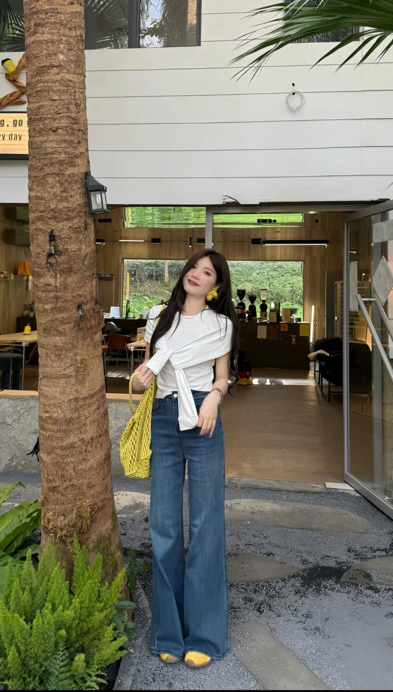 Áo phông trắng và quần ống loe