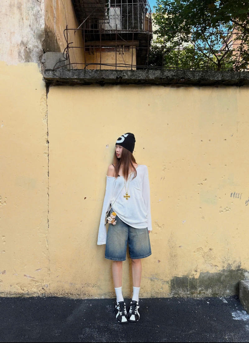 Áo phông trắng mặc với quần jeans lửng