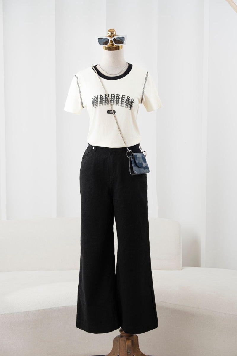 Áo phông trắng mặc với quần âu/quần tây